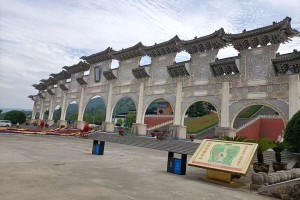 西安市灞桥区霸陵墓园园区牌坊图