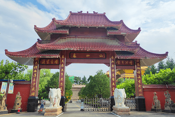 凤栖山人文纪念园大门图