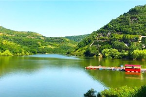 西安市长安区慈恩园公墓园区湖景图